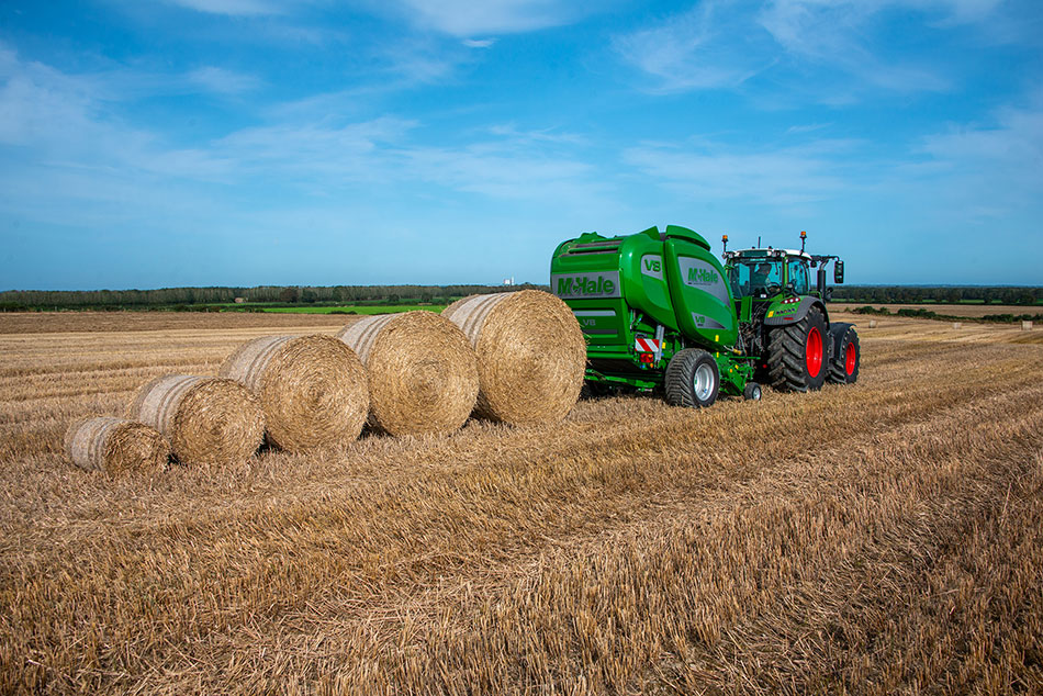 MCHALE V8950 PRODUCING BALES FROM kep1